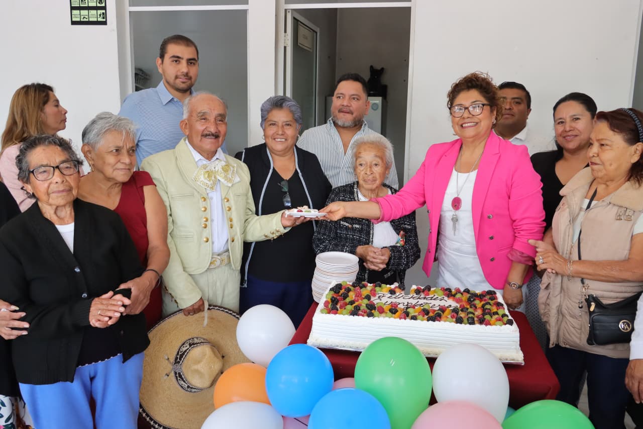 Tere Alfaro celebra a los abuelitos de Sanctorum, Cuautlancingo