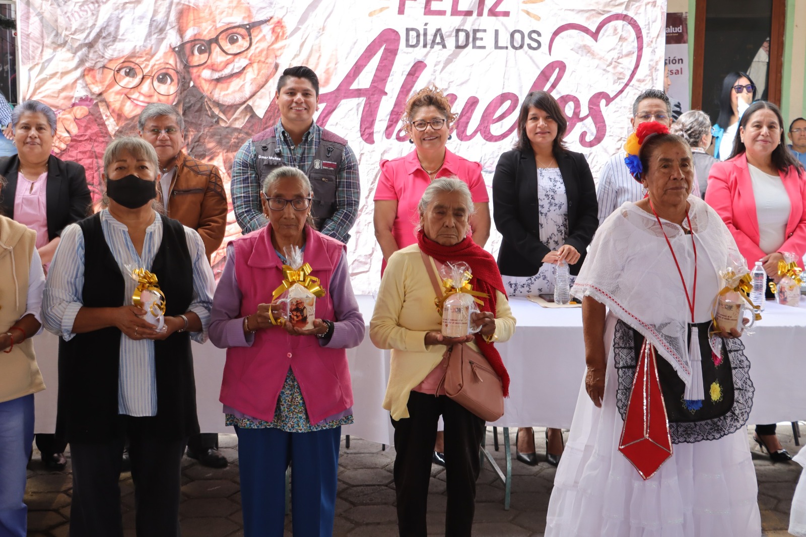 Omar Muñoz y Tere Alfaro celebran a los abuelitos de San Lorenzo Almecatla, Cuautlancingo